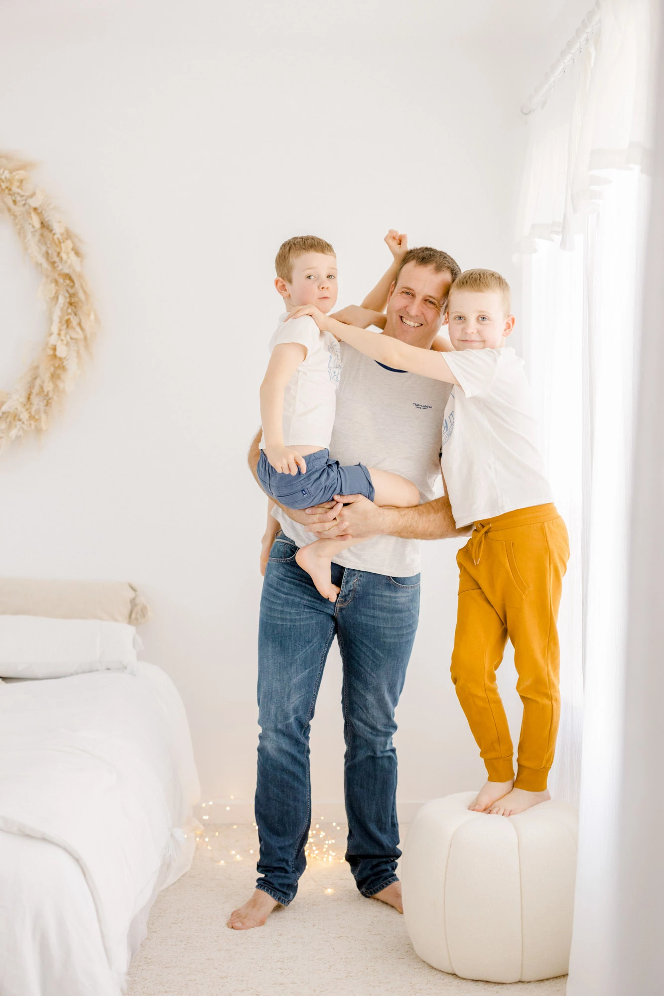 bonheur sourire enfant famille gris